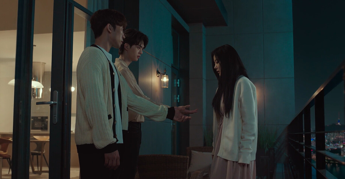 到曦(右)見九元(中)與碩訓(左)同時伸手向她求婚，反心慌不知該選誰