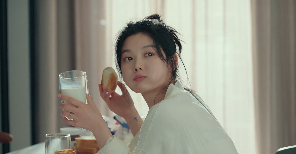 &rdquo;魚竿女&rdquo;到曦大口吃麵包、大口喝牛奶