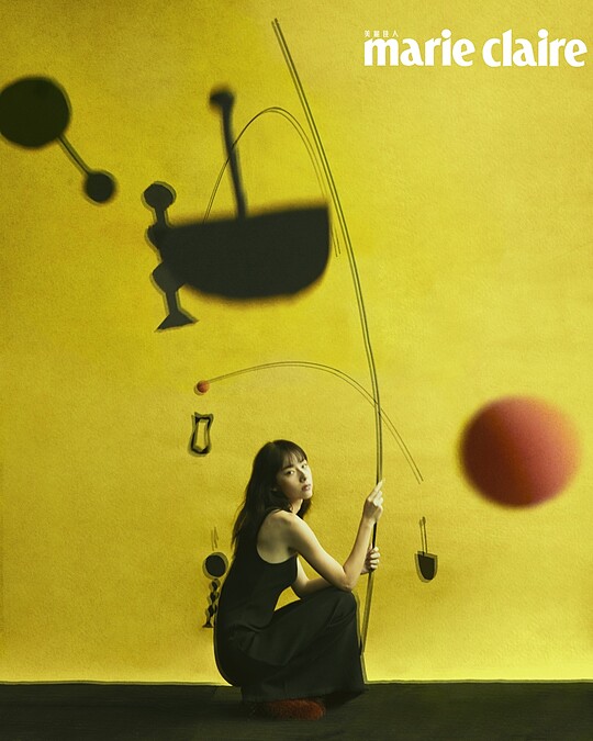 黑色扣飾連身裙,紅色毛毛跟鞋all by LOEWE。