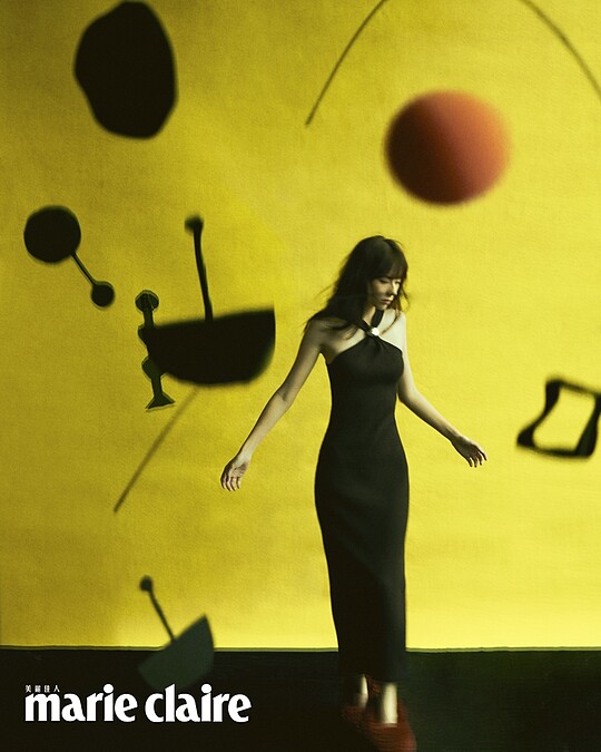 黑色扣飾連身裙,紅色毛毛跟鞋all by LOEWE。