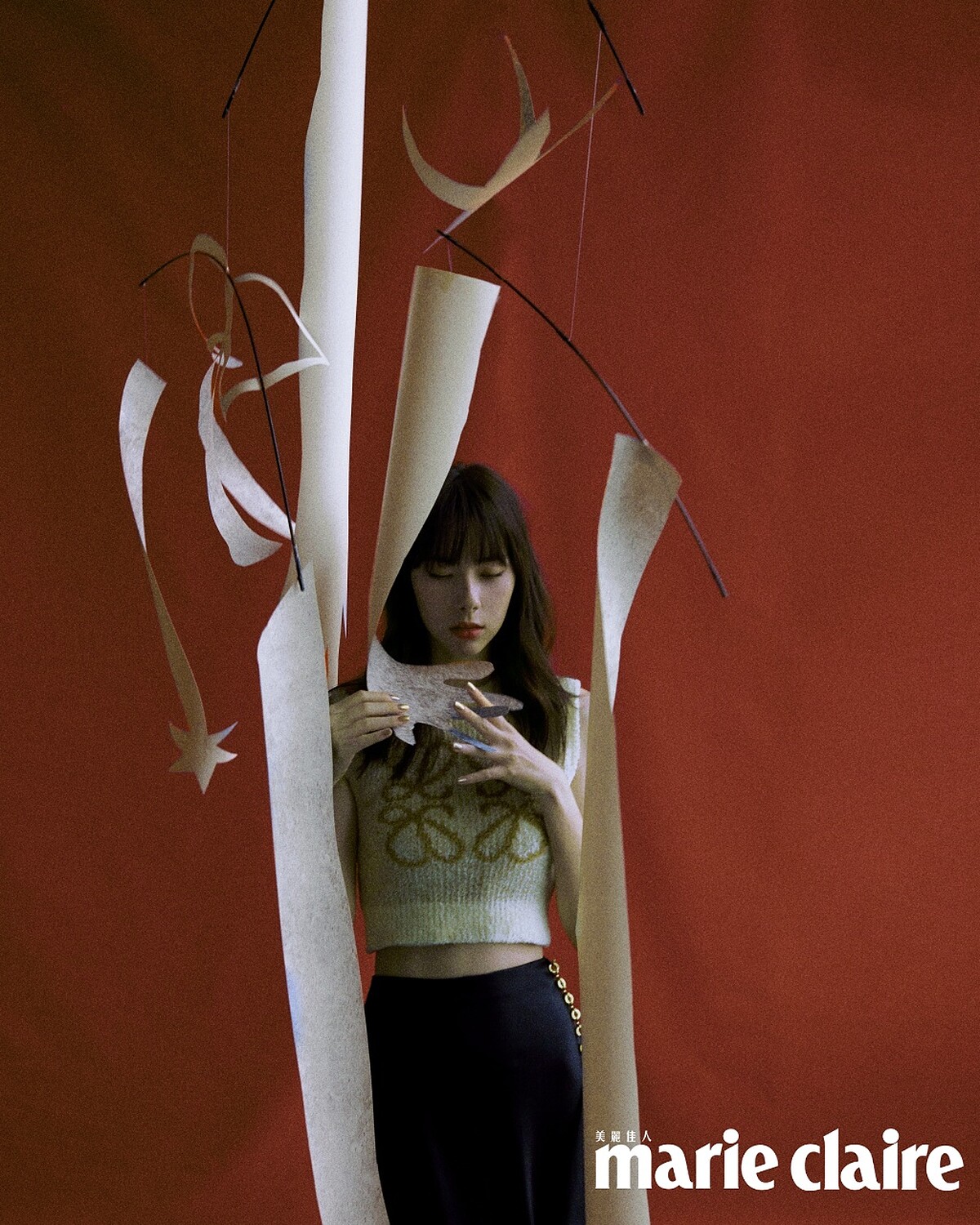 短版針織背心、緞面長裙，all by LOEWE。