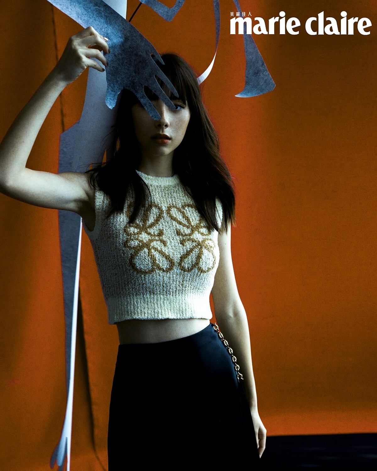 短版針織背心、緞面長裙，all by LOEWE。