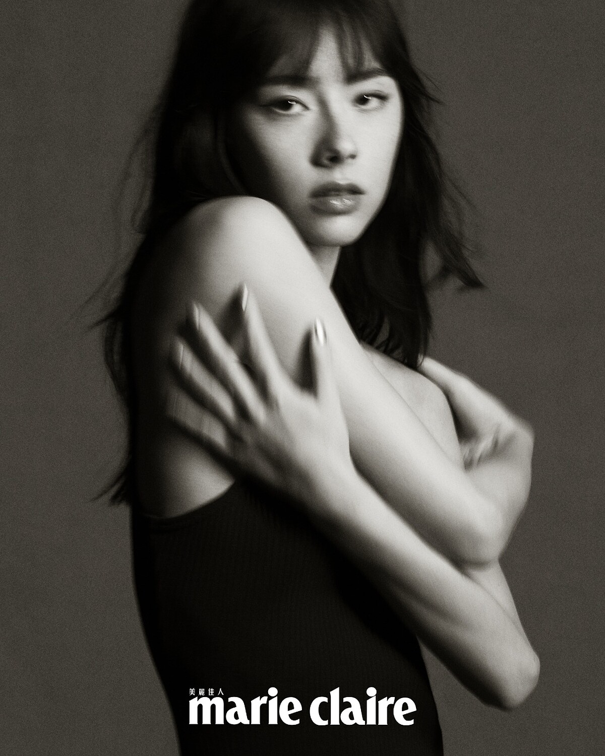 黑色扣飾連身裙，LOEWE。