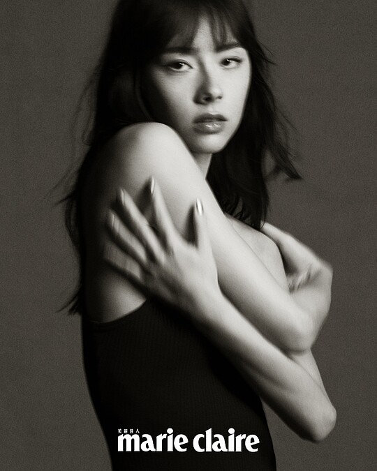 黑色扣飾連身裙,LOEWE。