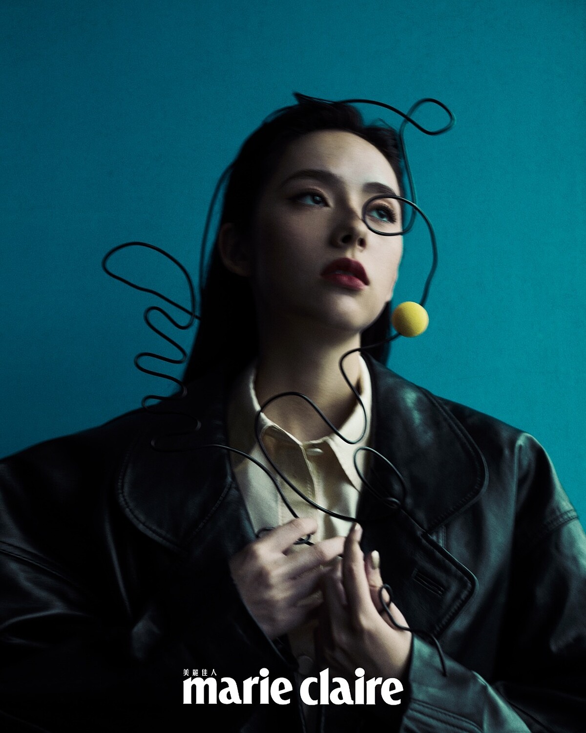 翻領皮革外套、米色緞面無袖背心，all by Sandro。