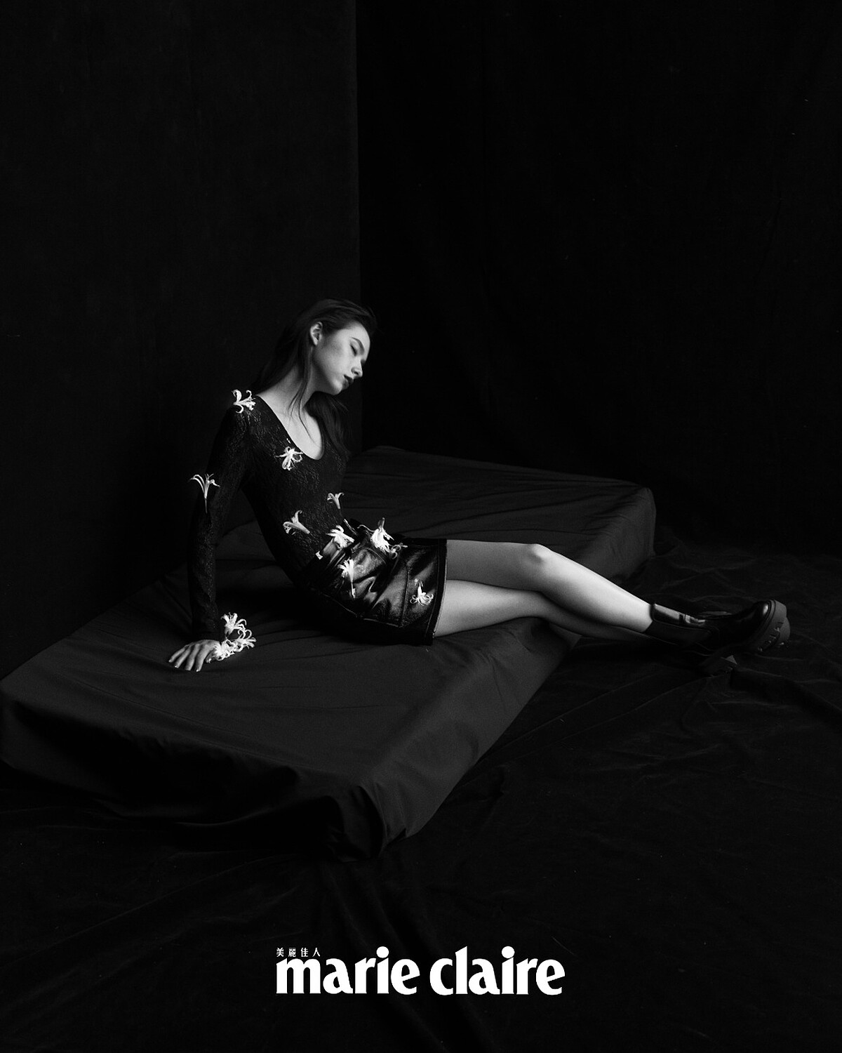 蕾絲透膚連身衣、亮面短裙，both by Maje；黑色短靴，MSGM 。