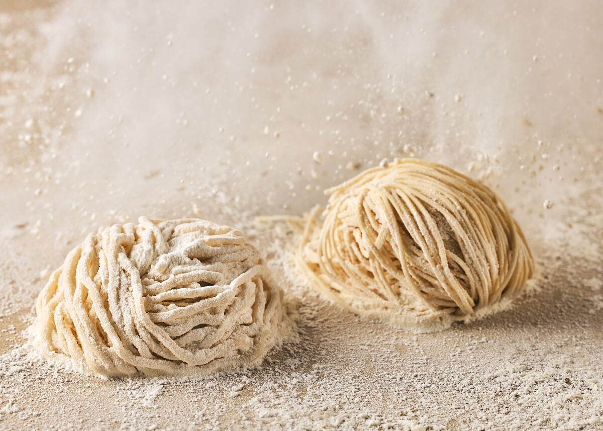 樂蝦拉麵提供2款極細拉麵與1款手工寬麵。