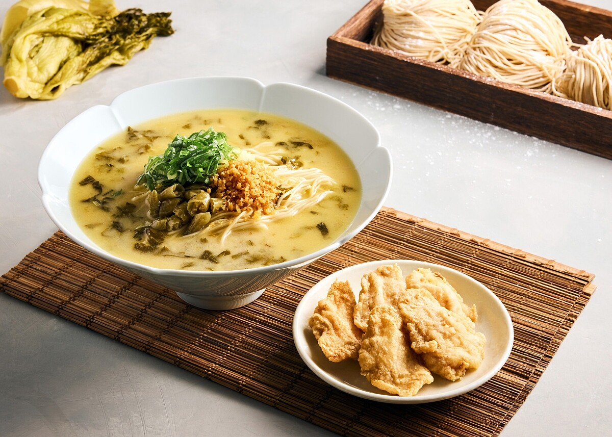 「酸菜金黃魚片雞白湯拉麵」。