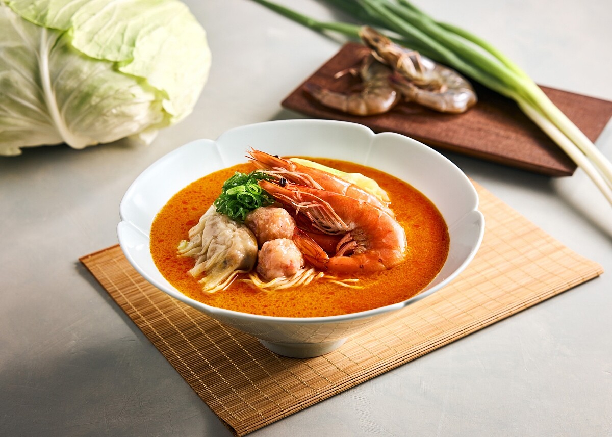 最高人氣主打品項「招牌三寶蝦湯拉麵」。