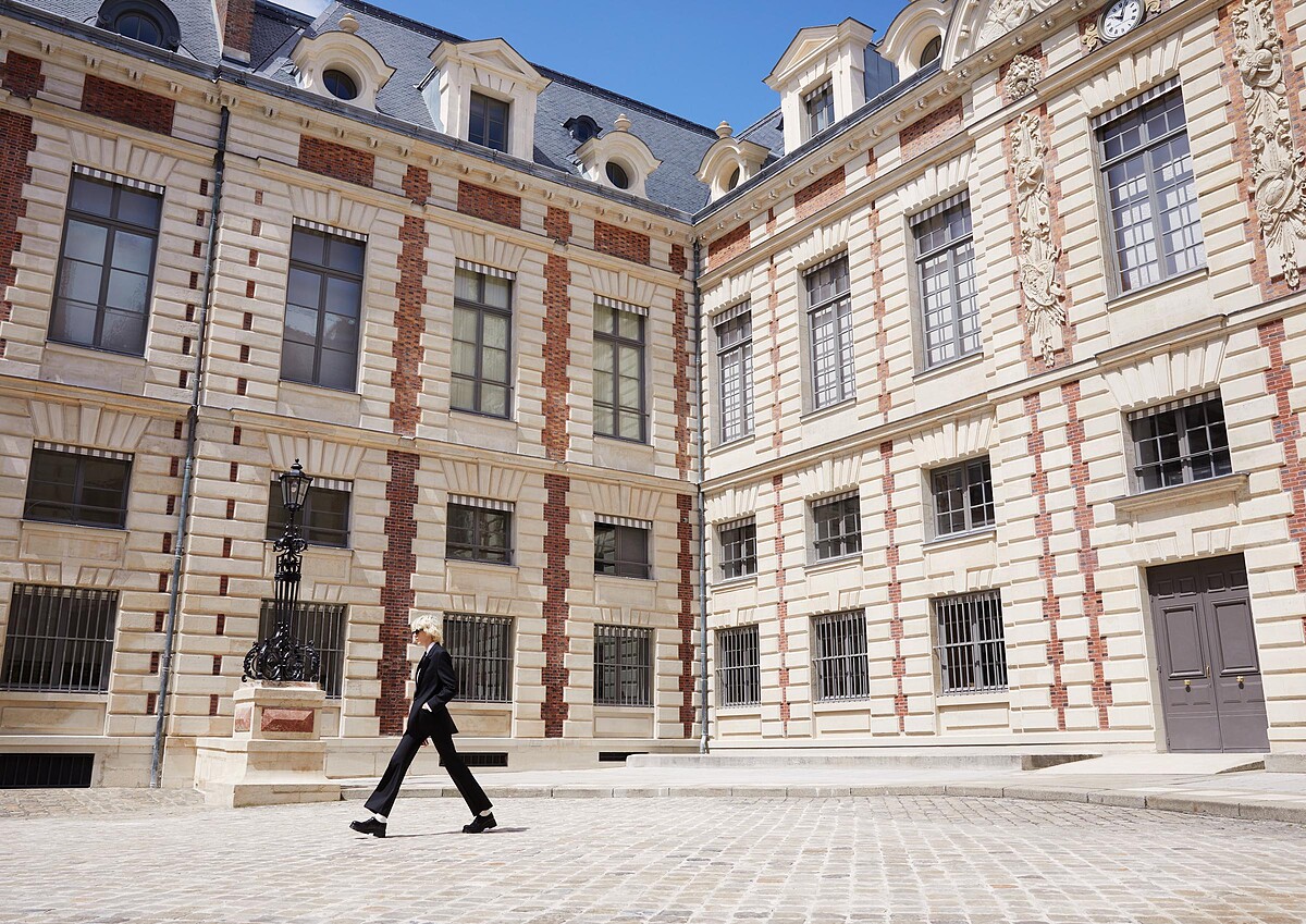 Celine 2024春夏系列，創意總監 Hedi Slimane 以名為「TOMBOY」打造的全新系列將我們帶進90年代，而選址於法國國家圖書館所拍攝的影片，宛如打開一座古典又時髦的華服書室。