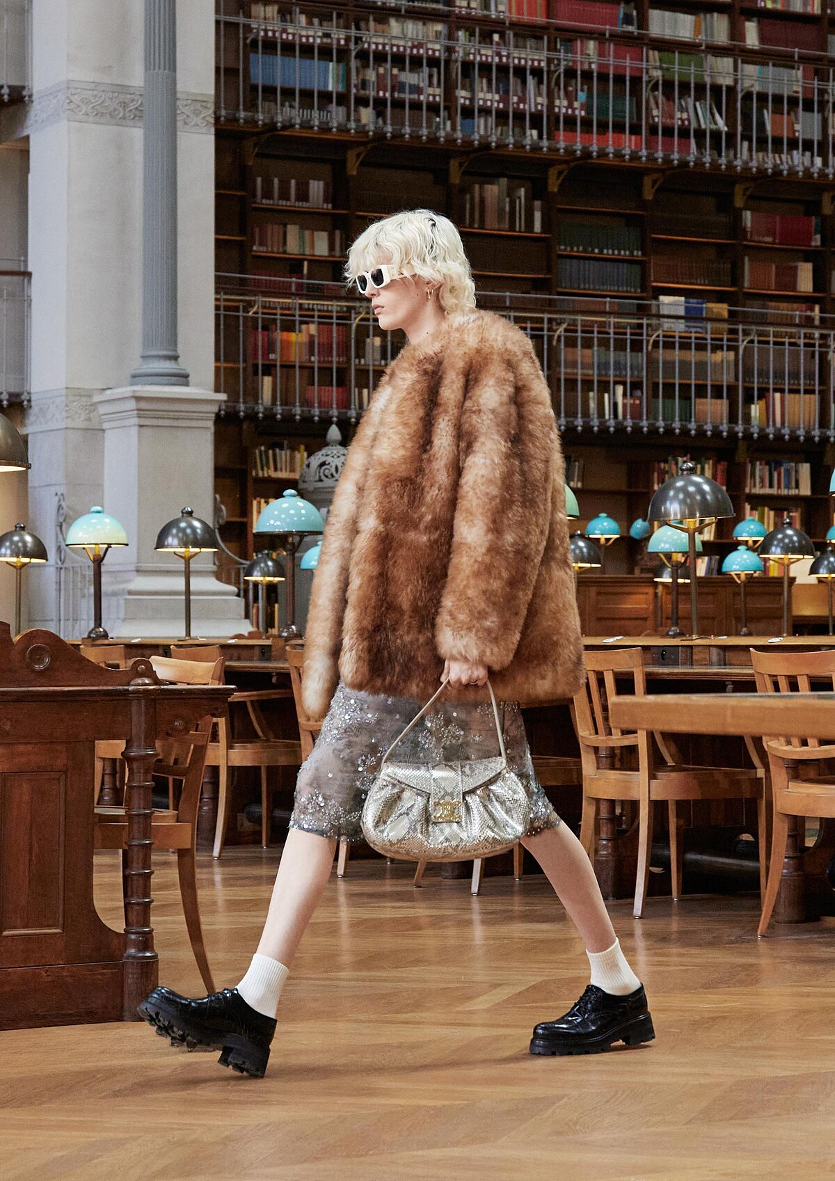 Celine 2024春夏推出毛茸茸豹紋外套，復古又摩登。