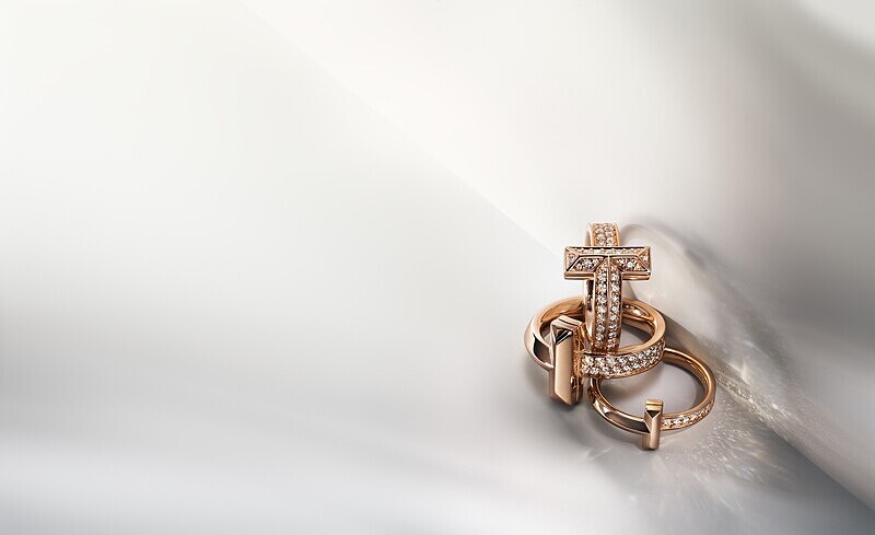 Tiffany T1 18K玫瑰金寬版鋪鑲鑽石戒指 約NT$225,000(上), 18K玫瑰金寬版鑲鑽戒指 約NT$141,000(中), 18K玫瑰金窄版鑲鑽戒指 約NT$67,000 (下)