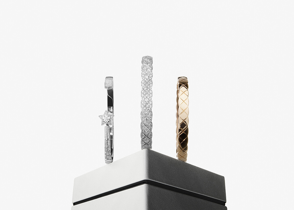 (由左至右)COM&Eacute;TE流星開放式手鐲，18K白金，中央鑲嵌一顆重約0.15克拉鑽石，及48顆總重約0.54克拉鑽石，建議售價532,000元、COCO CRUSH手環，18K白金，鑲嵌314顆總重約4.06克拉明亮式切割鑽石，建議售價1,459,000元、COCO CRUSH手環，18K BEIGE米色金，建議售價279,000元。