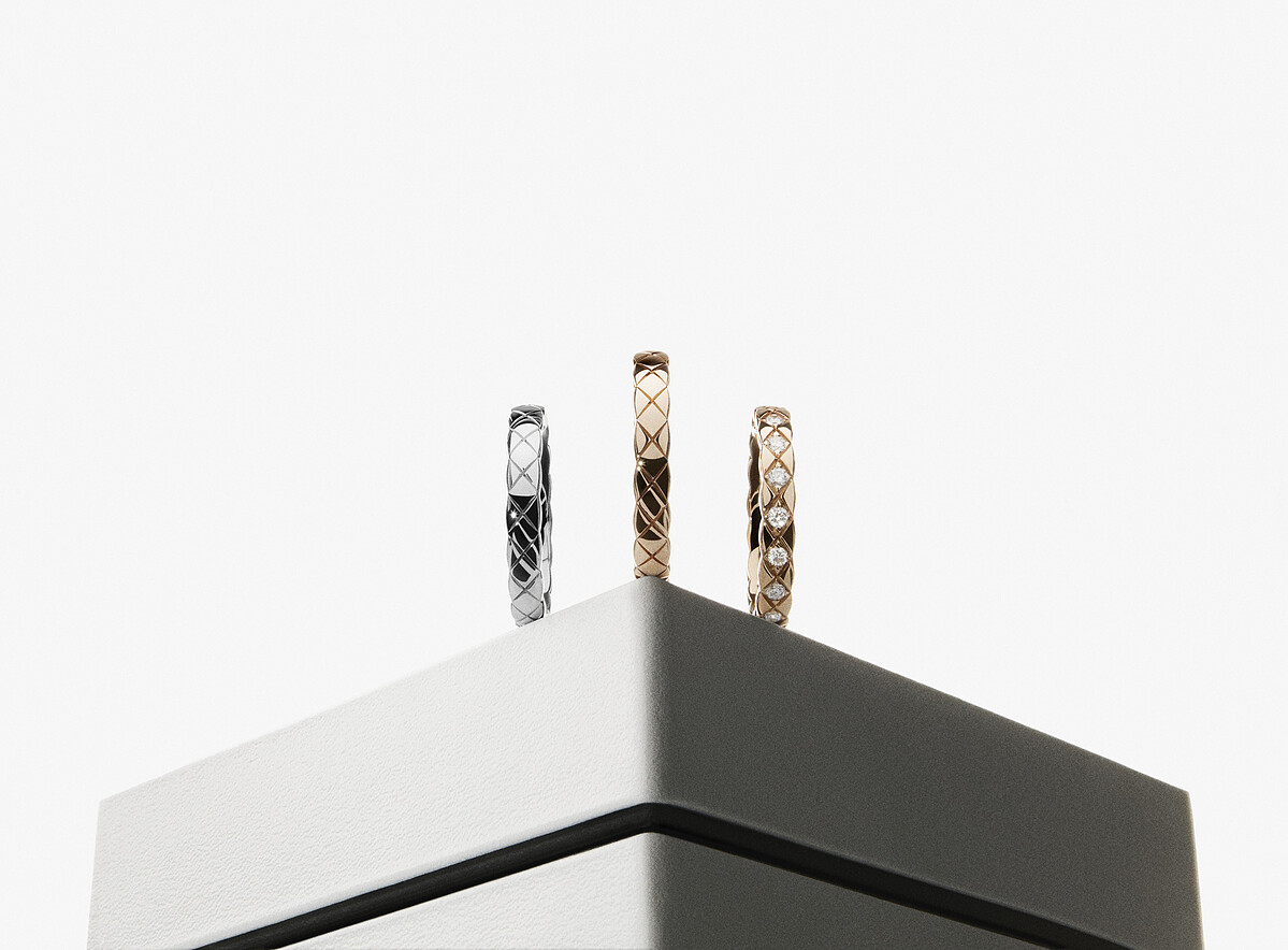 (由左至右)COCO CRUSH窄版戒指 18K BEIGE白金，建議售價55,000元、COCO CRUSH窄版戒指 18K Beige米色金，建議售價53,000元、COCO CRUSH窄版戒指 18K BEIGE米色金，鑲嵌18顆總重約0.37克拉明亮式鑽石，建議售價132,000元