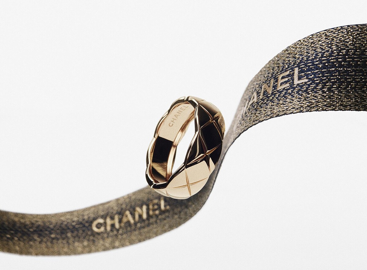 COCO CRUSH戒指_小型款，18K BEIGE米色金，建議售價96,000元。