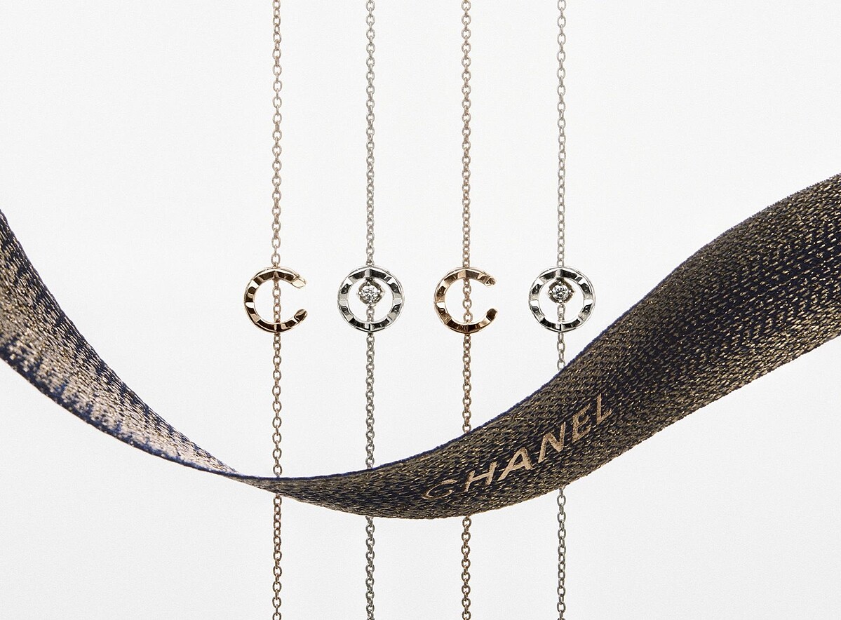 COCO手鍊 (左)18K BEIGE 米色金菱格紋圖騰，建議售價58,000元、COCO手鍊 (右)18K白金 菱格紋圖騰鑲嵌鑽石，建議售價80,000元