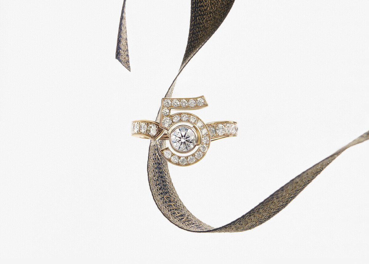 ETERNAL&deg;5 戒指，18K BEIGE 米色金，鑲嵌1顆重約0.35克拉經GIA認證明亮式切割鑽石及30顆總重約0.67克拉明亮式切割鑽石，建議售價486,000元。