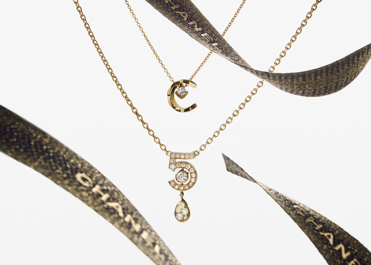 (由上至下)COCO CRUSH 項鍊，18K BEIGE米色金與鑽石，建議售價196,000元、ETERNAL N&deg;5 項鍊，18K BEIGE米色金鑲嵌鑽石，建議售價331,000元。