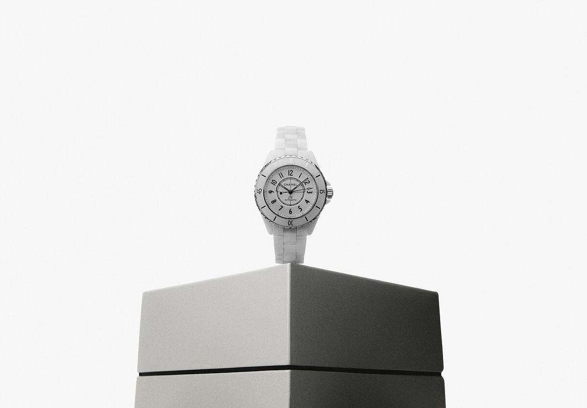 J12腕錶，白色抗磨精密陶瓷搭配精鋼錶殼，建議售價255,000元。