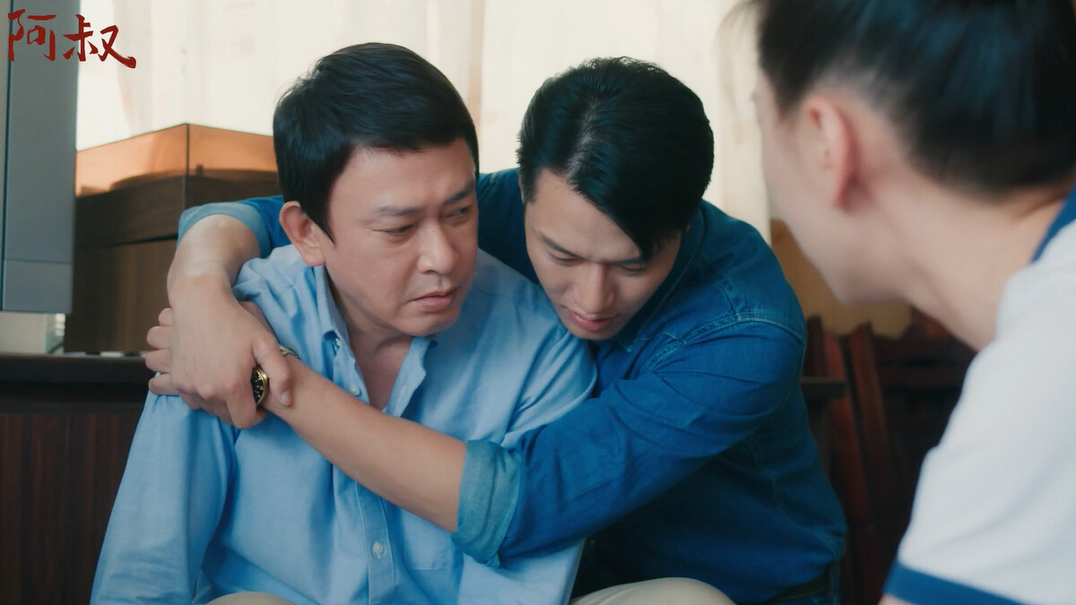 家倫(中)抱著阿叔(左)表達說不出的謝意