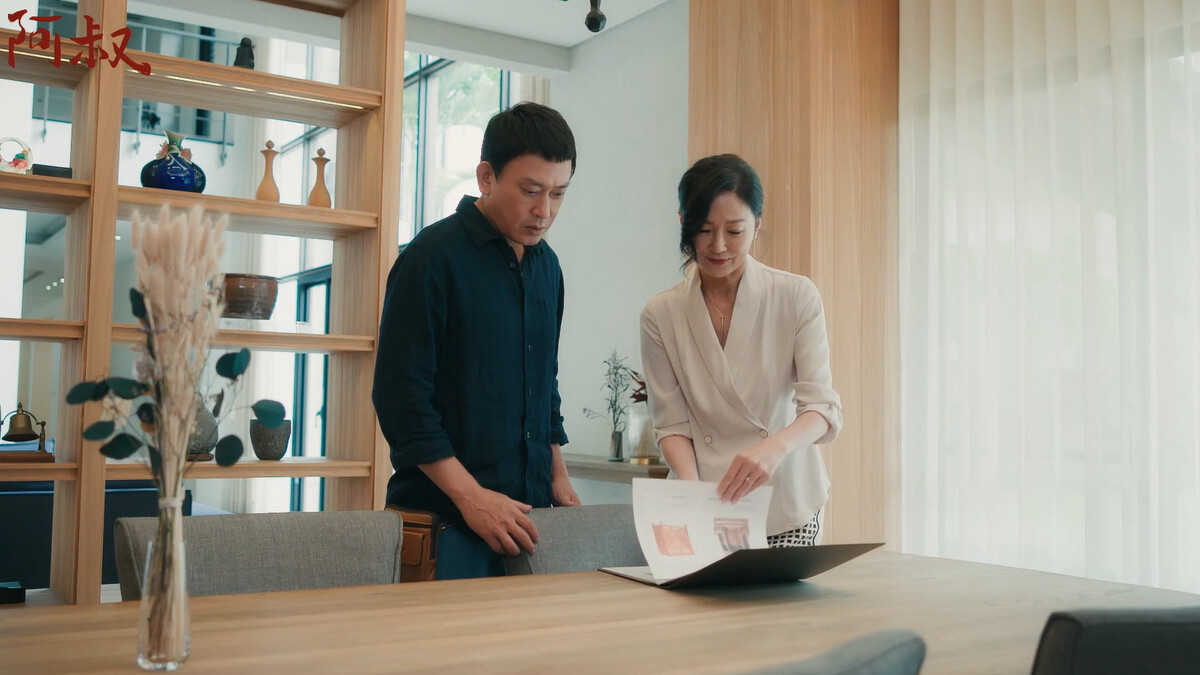 文欽(左)暗自竊喜順利得到吳董(右)信任，更靠近夢想一步了