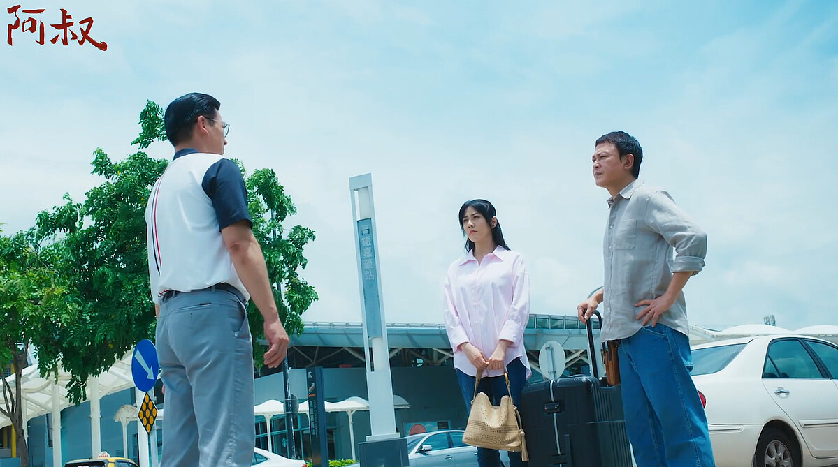 文俊(左)直接在高鐵站堵文欽，令文欽(右)大怒