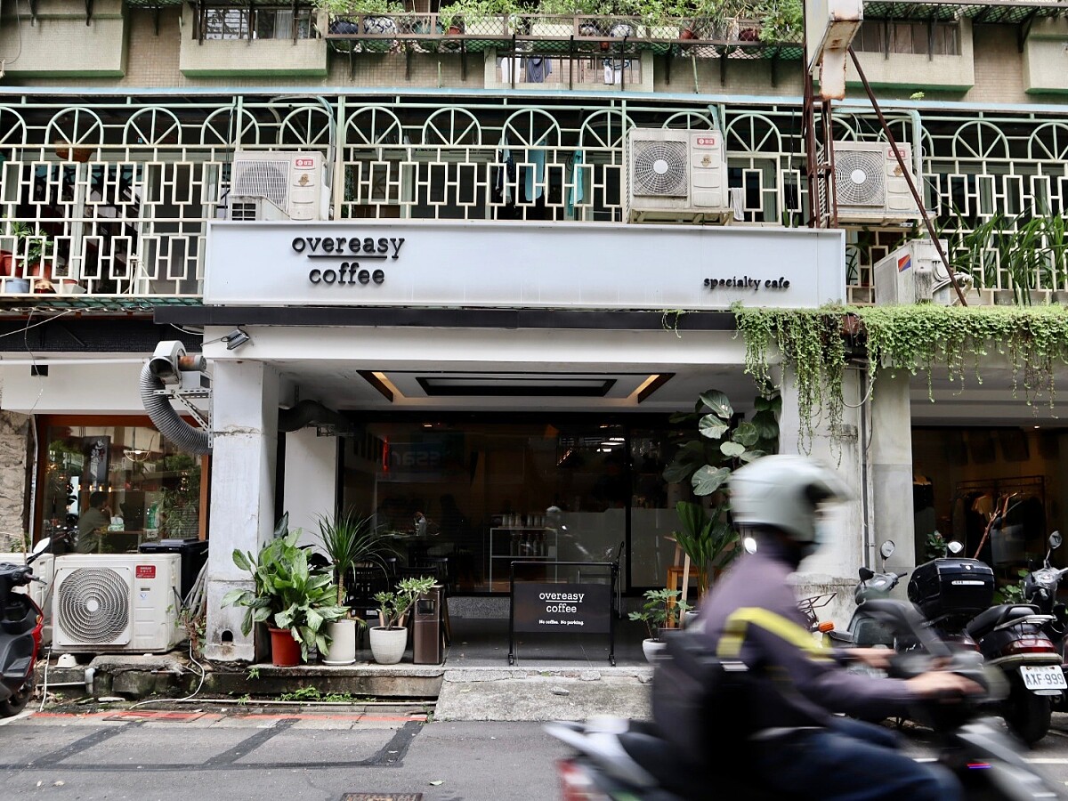 Overeasy Coffee 位於東區，隱身於仁愛路巷弄內。