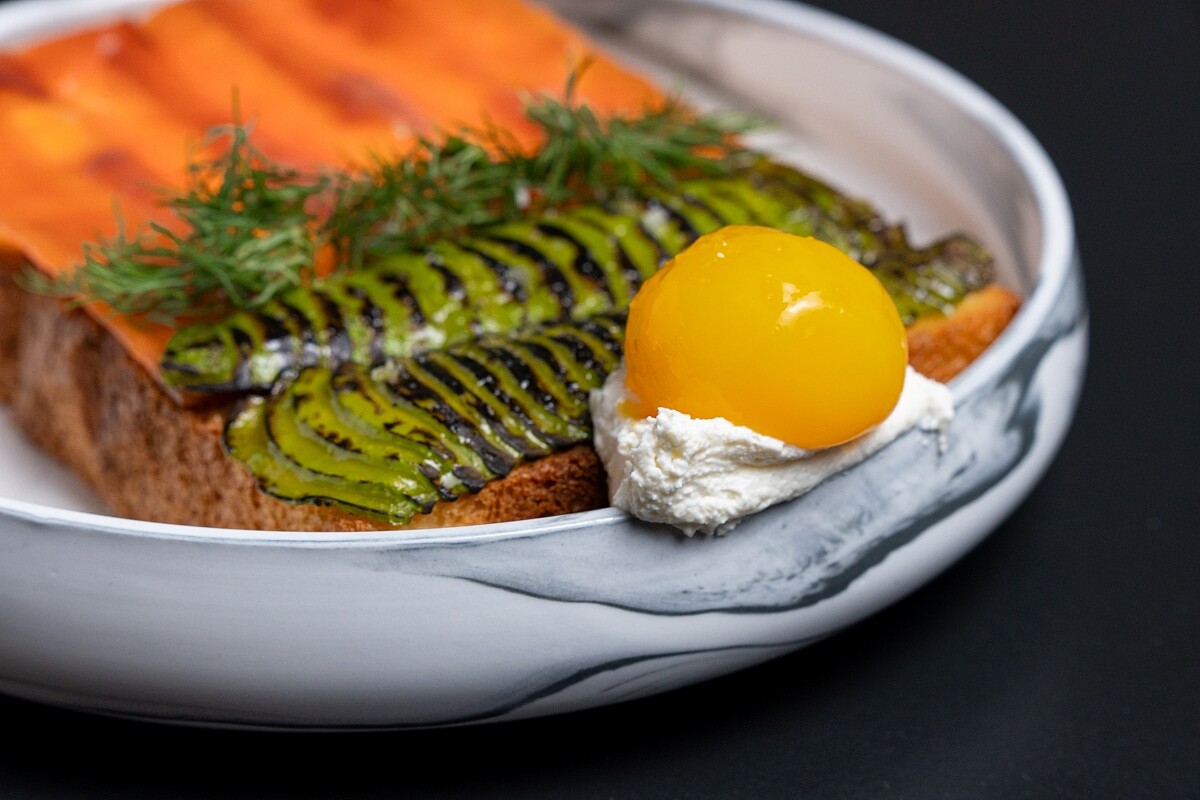 莓果醃鮭魚酪梨吐司。