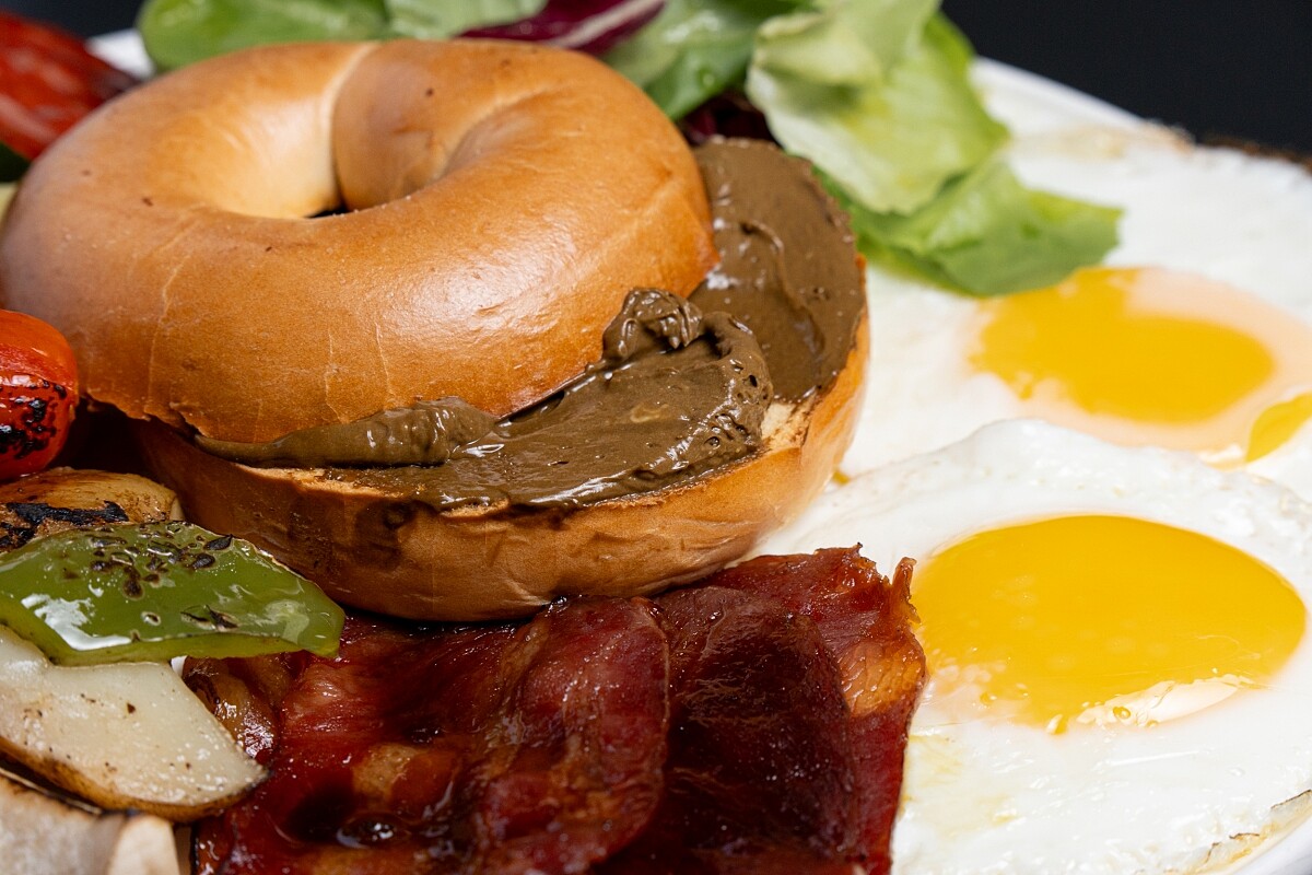 阿薩姆紅茶乳酪抹醬搭配鬆軟貝果。