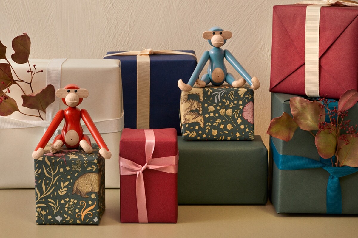 Kay Bojesen Monkey Mini 木頭迷你猴（復古紅／復古藍）定價 NT2,600元。