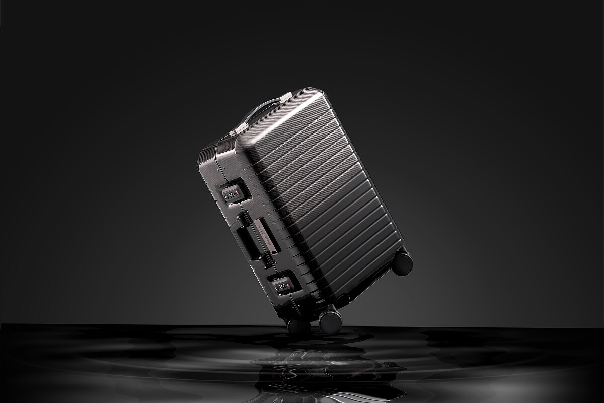 MON CARBONE- BLACKDIAMOND 碳纖維行李箱，定價NT 50,000元。