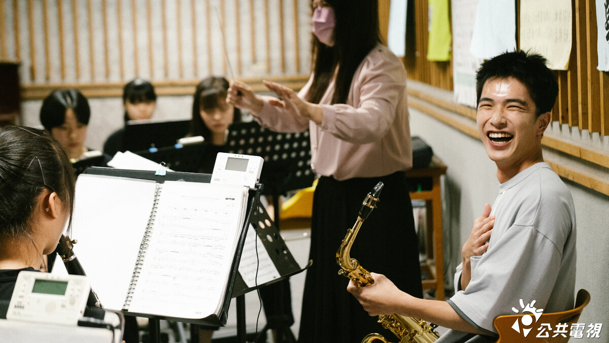 《二呆流浪記》曾敬驊重返國中母校管樂隊吹奏薩克斯風。
