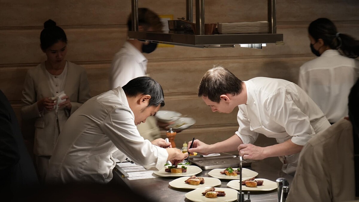 左為主廚方柏儼（Raymond）。