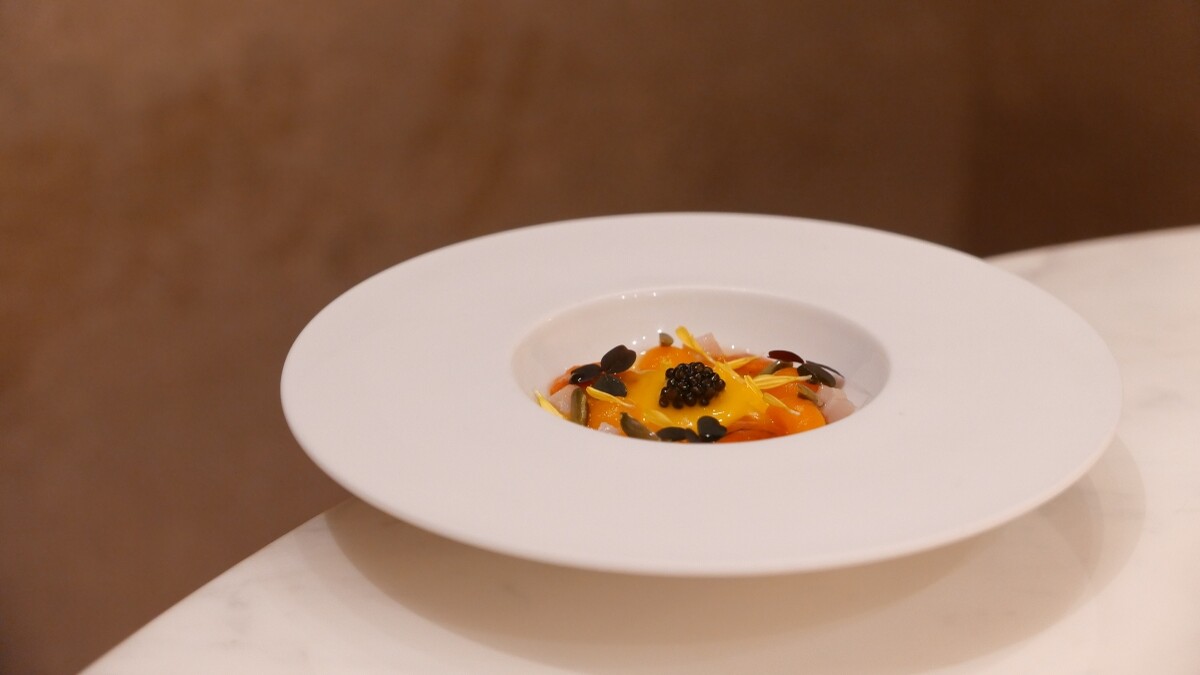 第一道前菜以金橘色傳遞金色盛宴氛圍。