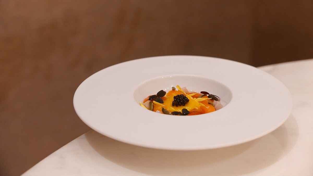 第一道前菜以金橘色傳遞金色盛宴氛圍。