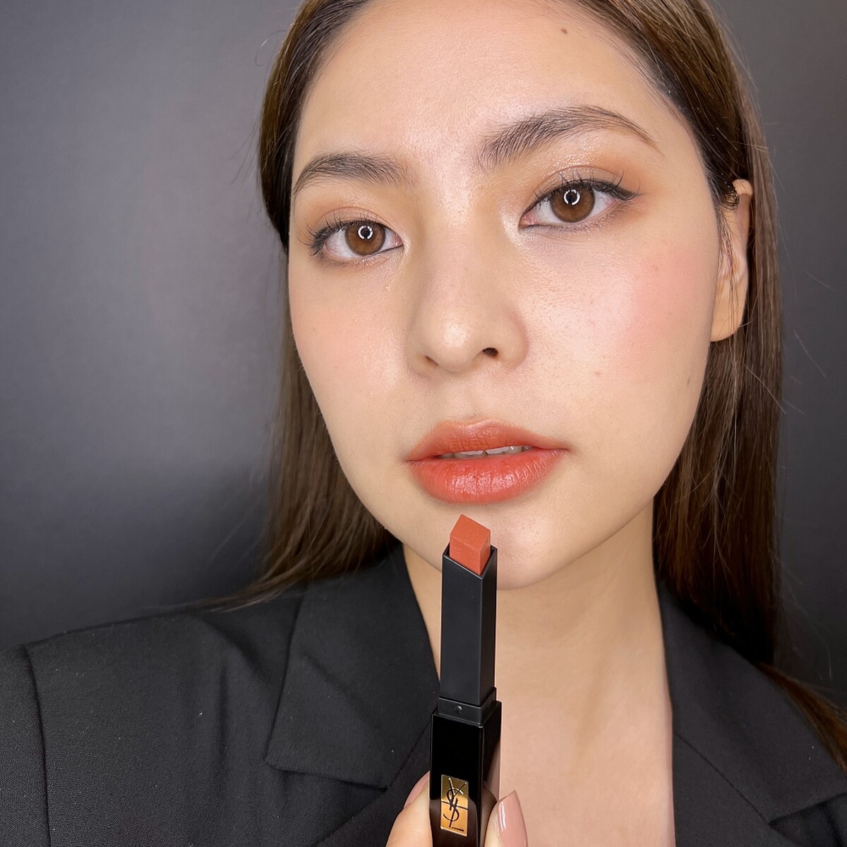 YSL奢華緞面絨霧唇膏#319唇部試色。
