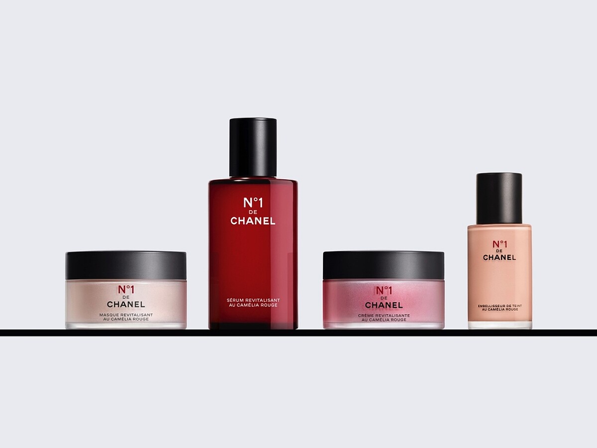 CHANEL香奈兒1號紅色山茶花活能系列情境圖。