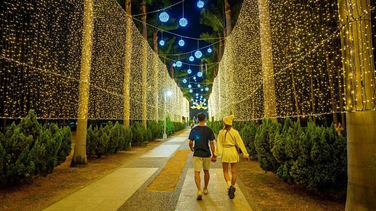 橫跨4.5公尺的白色光球天幕燈「光輝之翼」