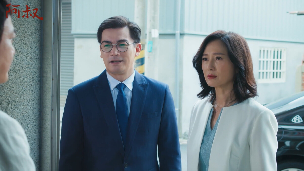 吳董(右)一副繼母大人駕到的樣子現身提親宴，卻被文欽拒絕於門外