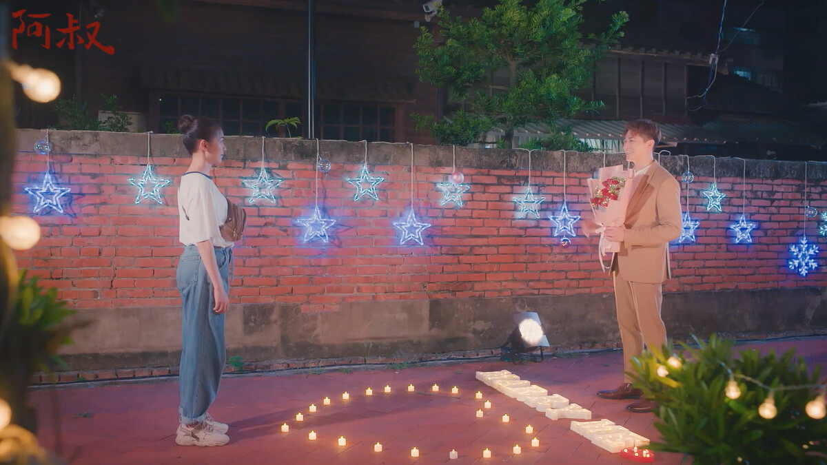 在小巷裡，阿緯(右)裝飾浪漫大膽向怡雯(左)求婚，希望以後回&ldquo;同一個家&rdquo;