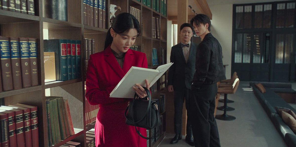 九元急著找《惡魔使用說明書》，到曦笑看《仙月集團歷史沿革》別冊