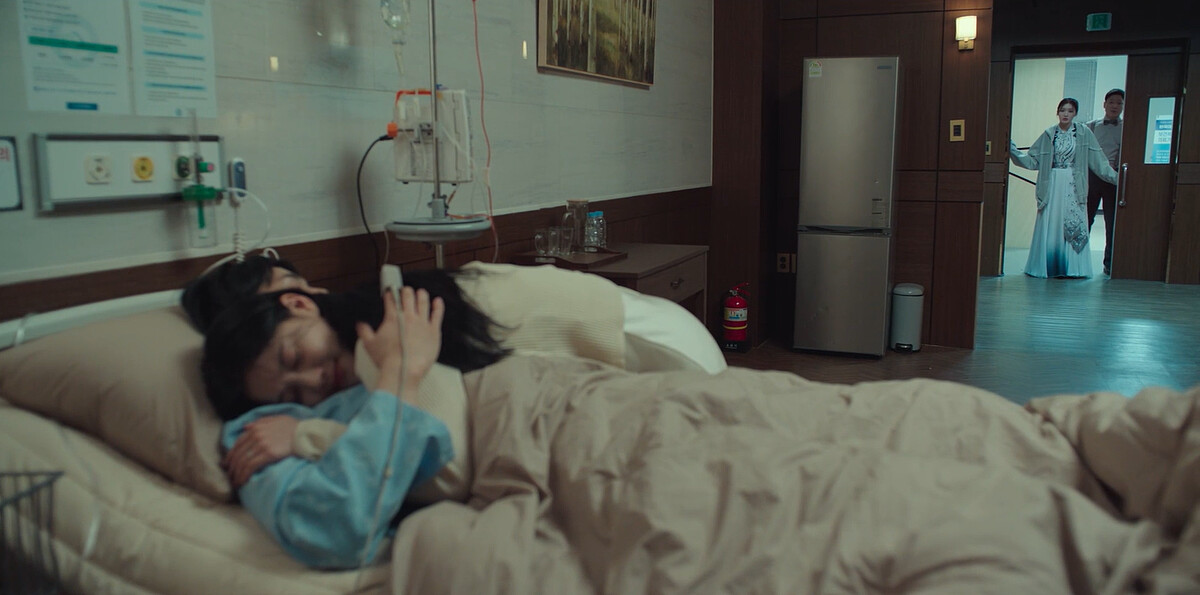 到曦任由九元抱著，陳明星和福規門外看著好尷尬