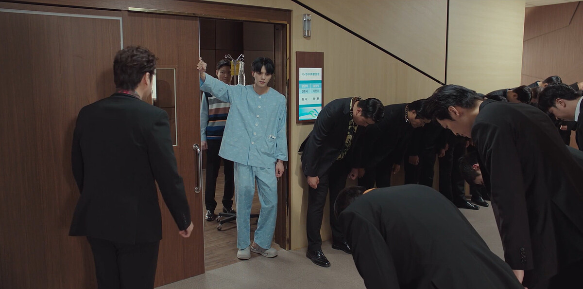 九元(左二)打發黑狗幫小弟們離開病房