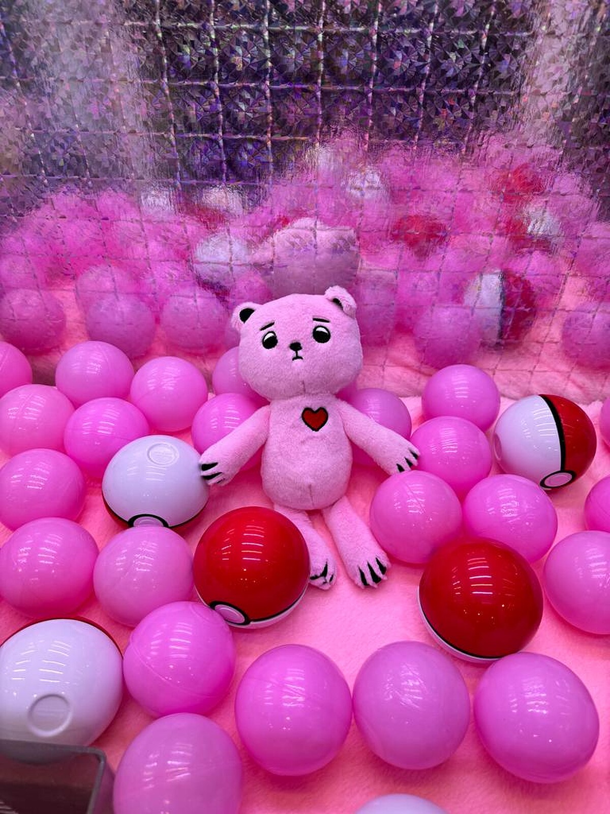 以娃娃的視角，對宇宙發出求救訊號，期待能被找到