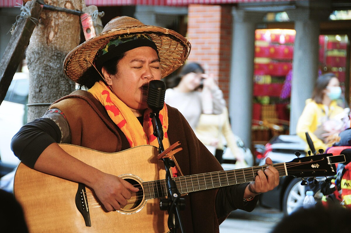 巴奈在台北霞海城隍廟前舉辦一場小型音樂發表會