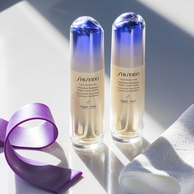 SHISEIDO GINZA TOKYO資生堂激抗痕彈力帶緊緻V臉夜間精華產品情境照。