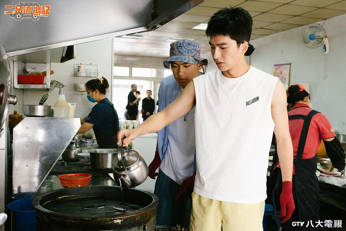 曾敬驊(右)於《二呆流浪記之完全大人手冊》中帶朱軒洋(右二)及製作單位到家中早餐店。