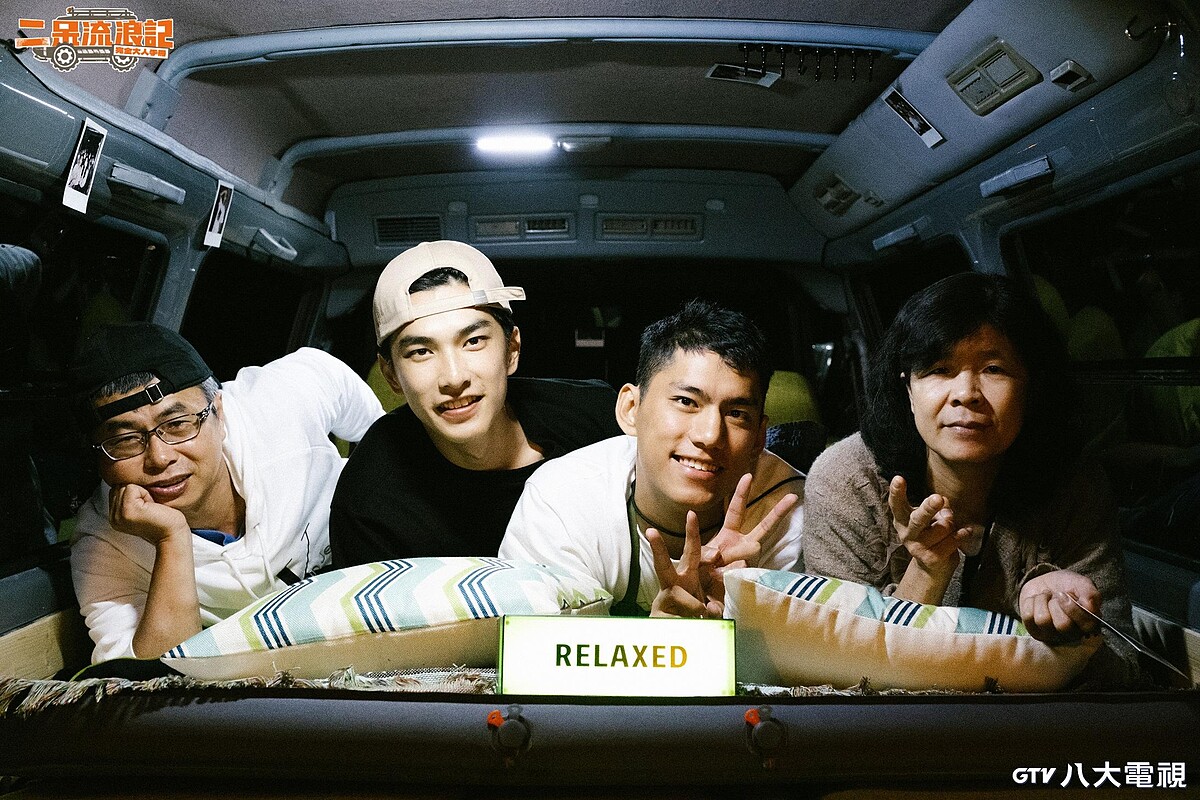 曾敬驊與爸媽首次螢幕同框。(左起曾爸、曾敬驊、朱軒洋、 曾媽)