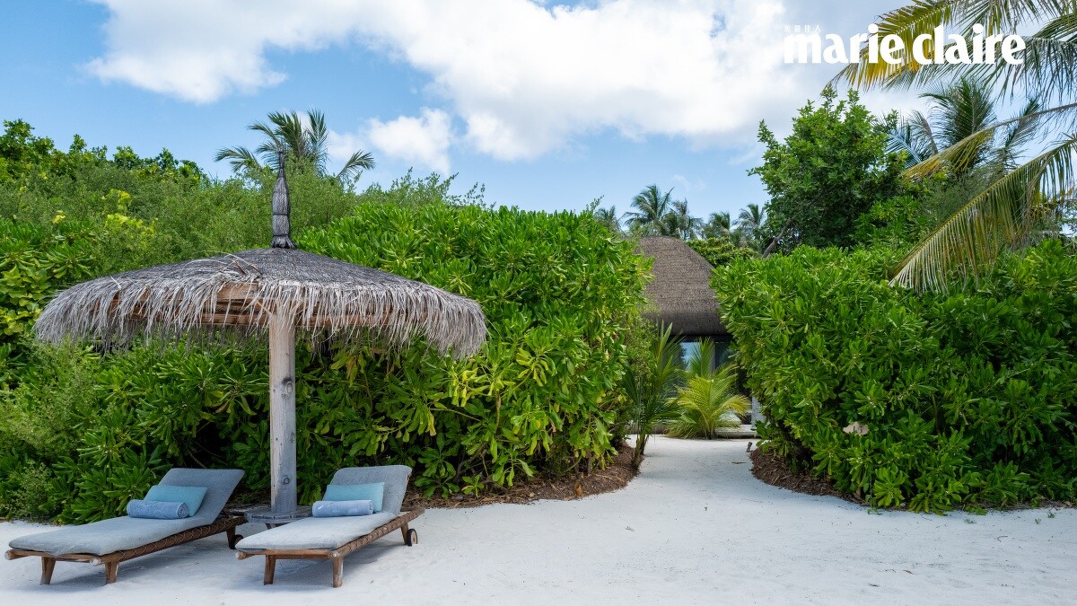 JOALI Being海灘別墅外設有躺椅能做日光浴