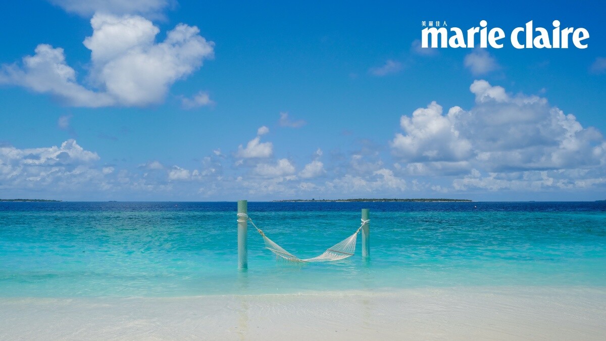 周遭海灘設置一處白色吊床，完全是電影場景！